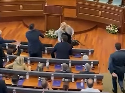 (ВИДЕО) ХАОС ВО КОСОВСКОТО СОБРАНИЕ Пратеничка го гаѓаше Курти со јајца