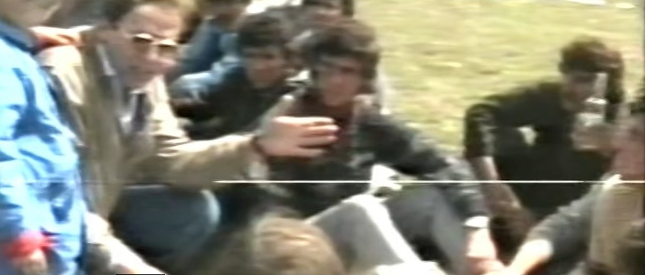(ВИДЕО) ПАДНА БОДЛИКАВАТА ЖИЦА, СЕ СПОИЈА СЕМЕЈСТВАТА Архивска снимка од историскиот ден во Стење (ВИДЕО) ПАДНА БОДЛИКАВАТА ЖИЦА, СЕ СПОИЈА СЕМЕЈСТВАТА Архивска снимка од историскиот ден во Стење