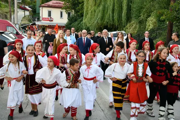 КРУШЕВО ГИ ПРЕЧЕКА КОЊАНИЦИТЕ Милошоски со порака од Гумење