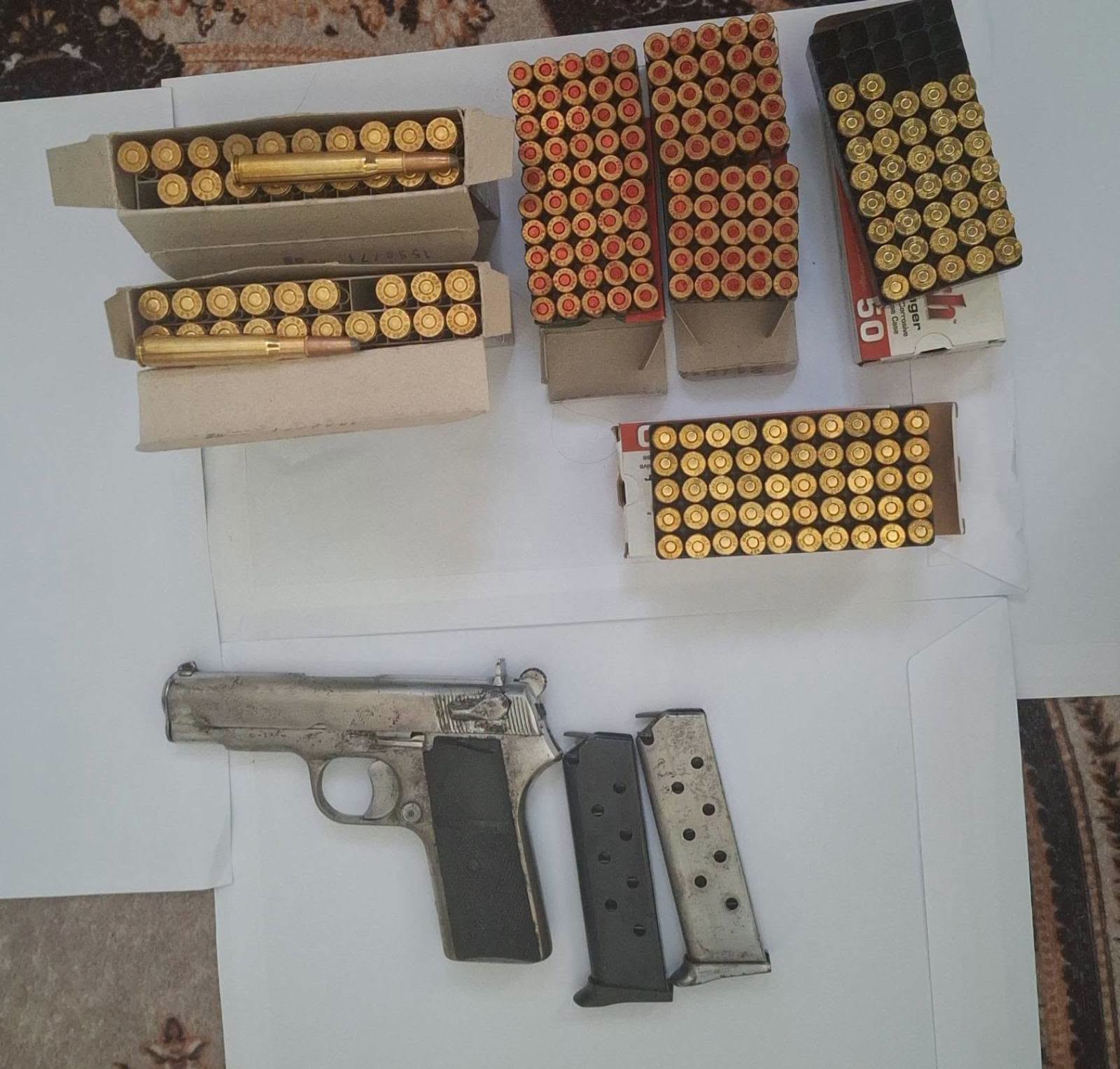 ПОЛИЦИЈАТА ВЛЕГЛА ВО ДОМ ВО СТРУМИЦА И ОСТАНАЛА БЕЗ ЗБОРОВИ Пиштол и над 200 куршуми, приведен 58-годишник