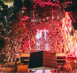 СИЛНО СВЕТНАЛ ДЕН ВО БИТОЛА Илјадници пееја „Нека ни е вечна Македонија“ СИЛНО СВЕТНАЛ ДЕН ВО БИТОЛА Илјадници пееја „Нека ни е вечна Македонија“