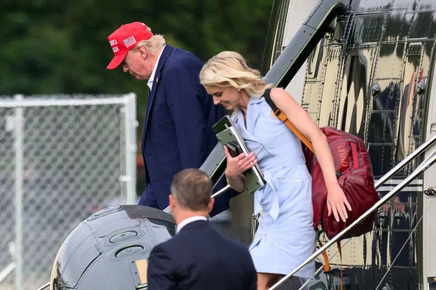 ШТО НАВИСТИНА СЕ СЛУЧУВА МЕЃУ ТРАМП И 35-ГОДИШНАТА АСИСТЕНКА Писмата ја открија нивната необична блискост ШТО НАВИСТИНА СЕ СЛУЧУВА МЕЃУ ТРАМП И 35-ГОДИШНАТА АСИСТЕНКА Писмата ја открија нивната необична блискост