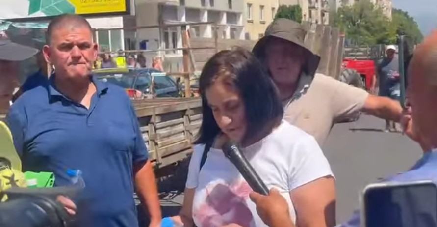 АЈВАРКАТА“ ГИ КРЕНА ЗЕМЈОДЕЛЦИТЕ НА НОЗЕ Повторно протест во Струмичко АЈВАРКАТА“ ГИ КРЕНА ЗЕМЈОДЕЛЦИТЕ НА НОЗЕ Повторно протест во Струмичко