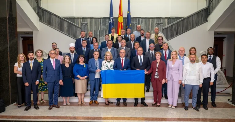 НЕ МОЖЕ СО СИЛА ДА СЕ МЕНУВААТ ГРАНИЦИТЕ Од Собранието жестока порака за подршка на Украина