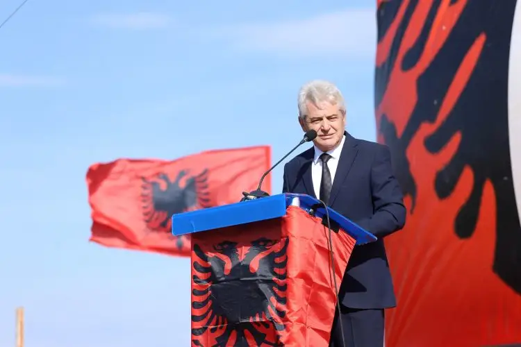 АХМЕТИ СО ДИРЕКТНА ПОРАКА ПРЕД ПРЕСУДАТА ВО ХАГ Албанскиот народ ги прогласува за невини АХМЕТИ СО ДИРЕКТНА ПОРАКА ПРЕД ПРЕСУДАТА ВО ХАГ Албанскиот народ ги прогласува за невини