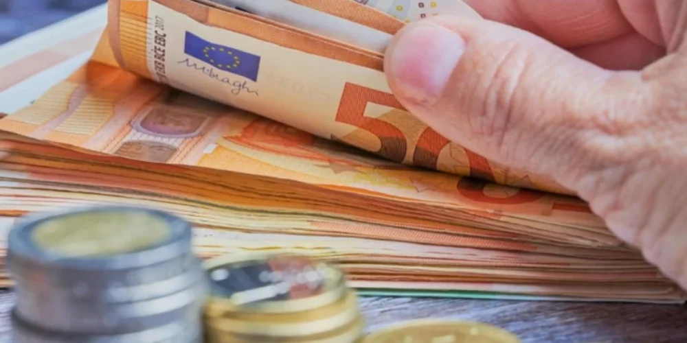ЗАШТЕДИТЕ ТИВКО СЕ ТОПАТ За секои 10.000 евра во банка, Европејците губат 294 евра куповна моќ