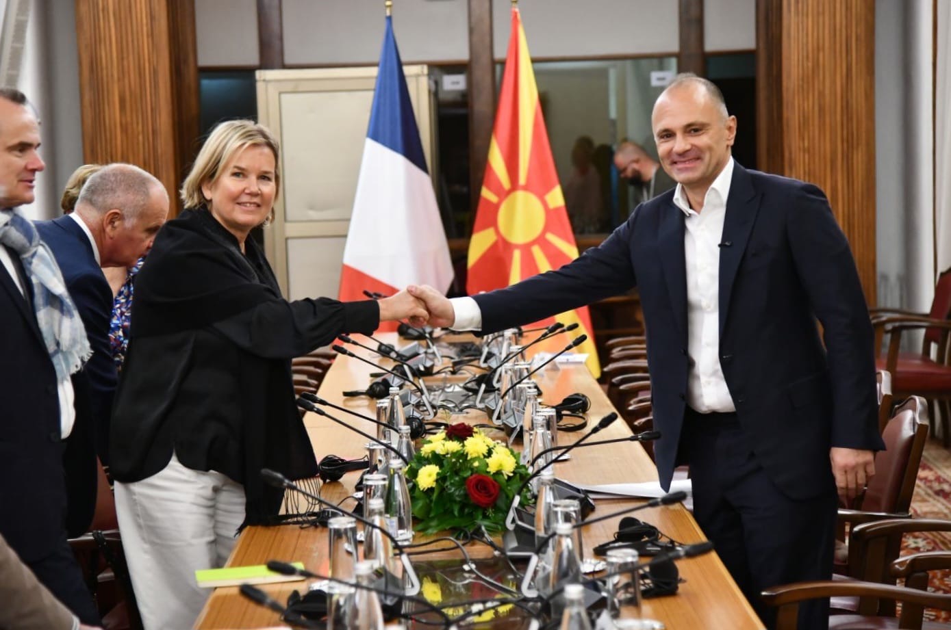 ФИЛИПЧЕ СО ТЕШКО ПРЕДУПРЕДУВАЊЕ Македонија ризикува да остане надвор од европскиот воз
