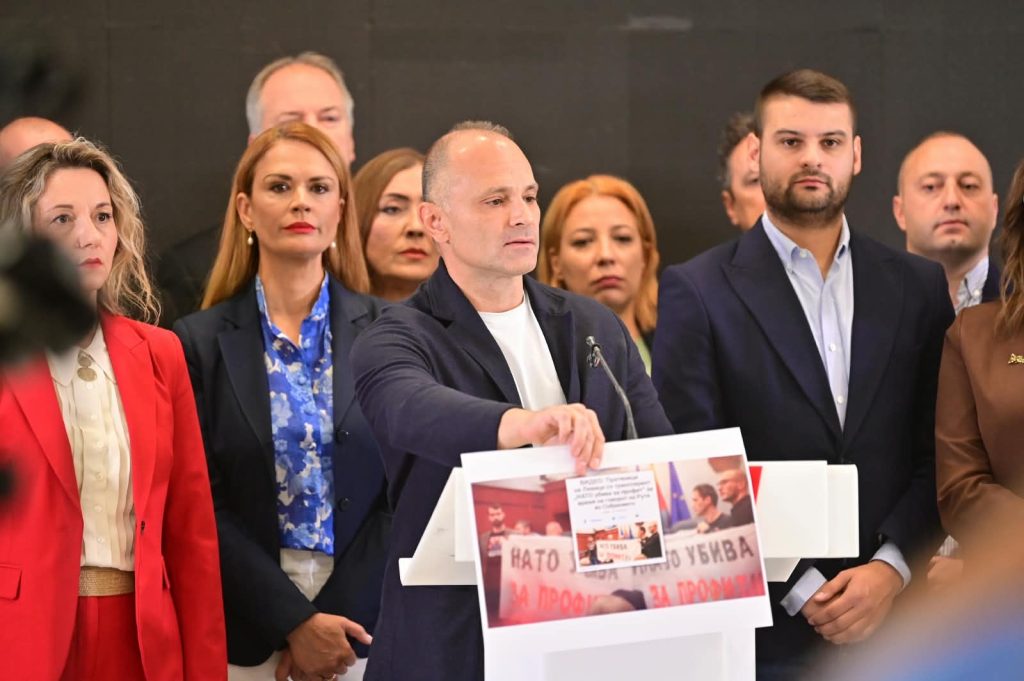 ТОТАЛНА ШИЗОФРЕНИЈА Мала група пучисти со сите сателити на Мицкоски на една маса ТОТАЛНА ШИЗОФРЕНИЈА Мала група пучисти со сите сателити на Мицкоски на една маса