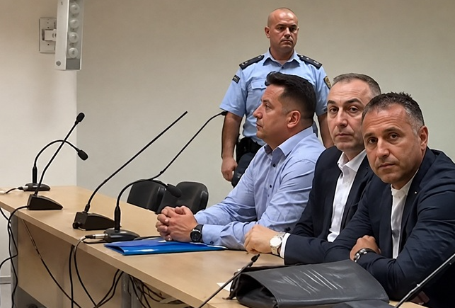 НЕ СУМ КРАДЕЛ, НЕВИН СУМ Груби се насмеа пред судот додека негираше вина