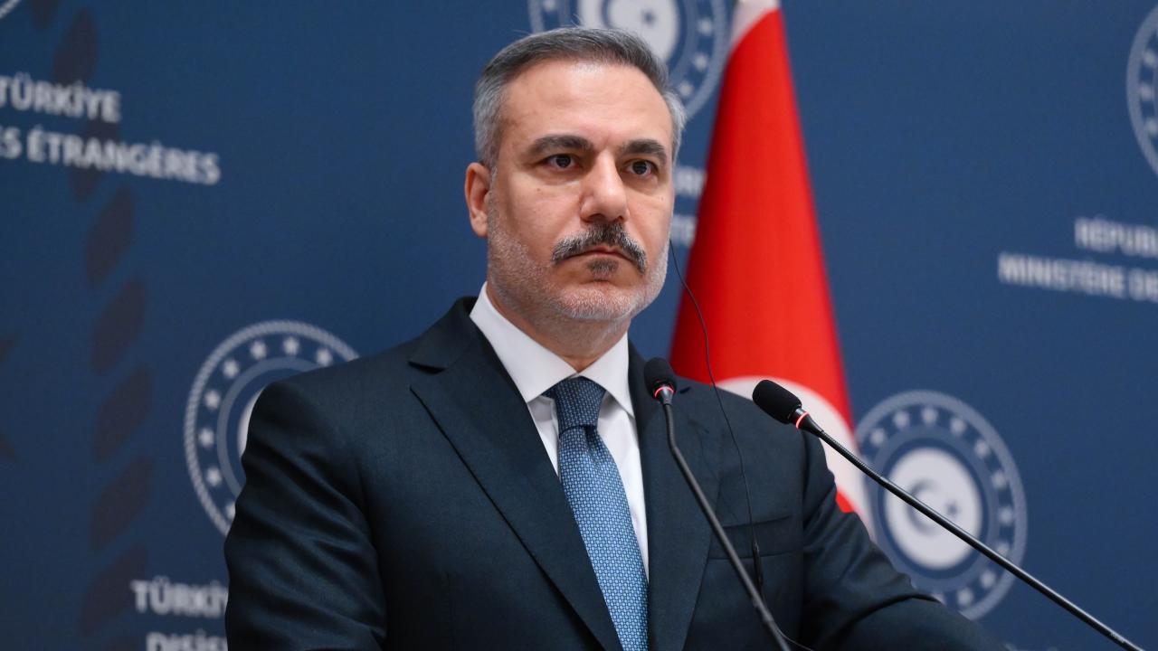ФИДАН ГИ ЗАОСТРИ ТЕНОВИТЕ Грција не смее да биде алатка за туркање на регионот во хаос ФИДАН ГИ ЗАОСТРИ ТЕНОВИТЕ Грција не смее да биде алатка за туркање на регионот во хаос