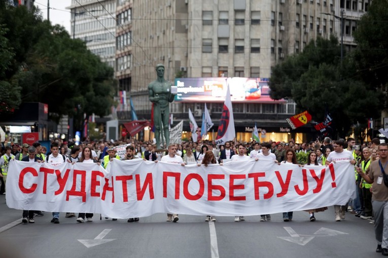 БОМБАСТИЧНО ОД СРБИЈА Студентите со 11 точки за „нова Србија“ – бараат лустрација, чистка во полицијата и отворање на тајните договори