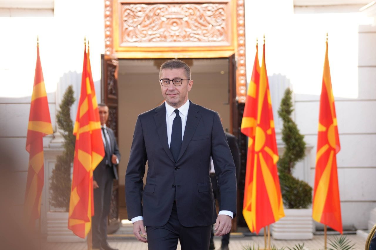 МИЦКОСКИ: ПРВО ДОВЕРБА, ПА ДИЈАЛОГ Со македонскиот идентитет, јазикот и културата нема компромис МИЦКОСКИ: ПРВО ДОВЕРБА, ПА ДИЈАЛОГ Со македонскиот идентитет, јазикот и културата нема компромис