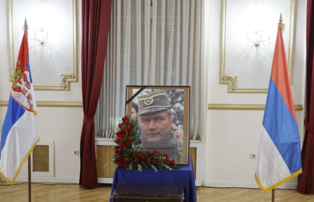 ПРЕПОЛНА САЛА, ГРАЃАНИ ОСТАНАА НА УЛИЦА Белград се прости од генералот Младиќ (видео)