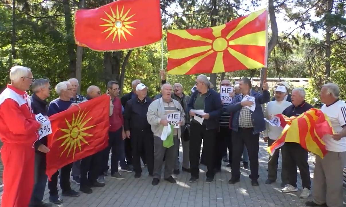 ОСТАВКА, ОСТАВКА!  Пензионерите повторно на улица – бараат да се врати линеарното зголемување