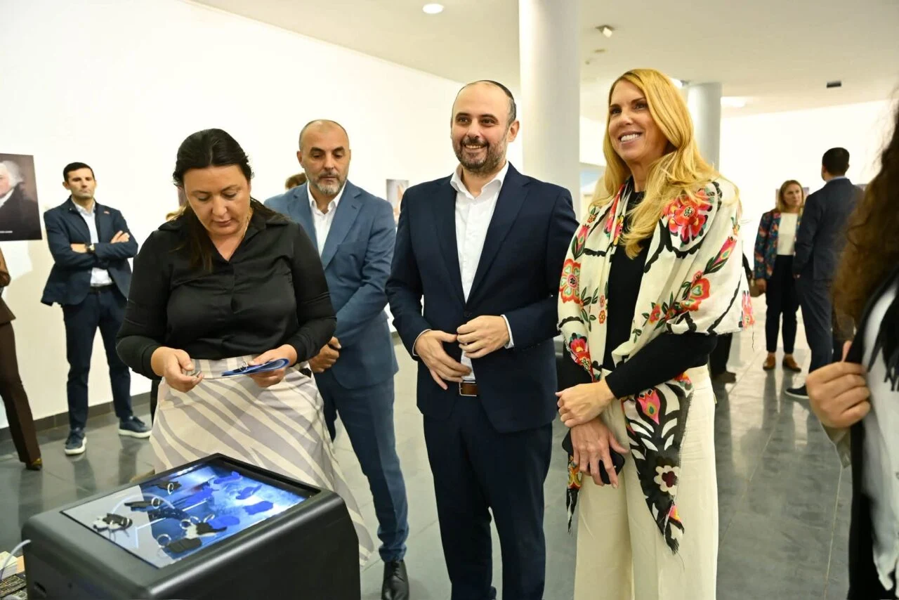 ПАТОТ ДО СЛОБОДАТА СТИГНА ВО СКОПЈЕ Изложба за 250 години американска независност ПАТОТ ДО СЛОБОДАТА СТИГНА ВО СКОПЈЕ Изложба за 250 години американска независност