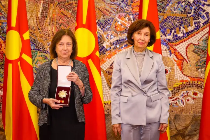СВЕТЛАНА МОЈСОВ ОДЛИКУВАНА СО ОРДЕН 8 СЕПТЕМВРИ Признание за научниот придонес што ја афирмира Македонија во светот