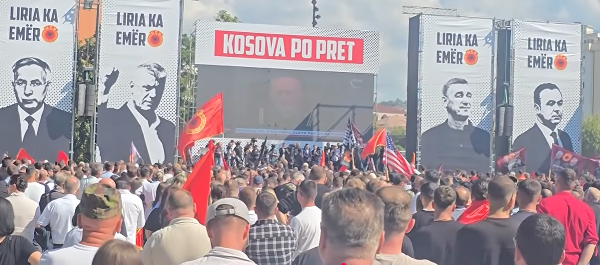 (ВИДЕ) БЕС И СОЛЗИ ВО ПРИШТИНА ПО ПРЕСУДАТА Илјадници скандираа „Тачи, Тачи“, дел порачаа „Не во мое име“