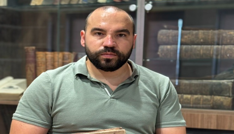 СТОЈАНОВ ОТКРИВА Со маици, капи и чаши ќе ги финансираме медиумите во Македонија, целта е бугарска партија
