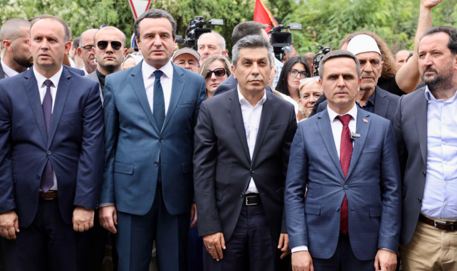 ХАОС ПО ПРЕСУДИТЕ ЗА ЛИДЕРИТЕ НА ОВК Вреди и Курти го нападанаа судот, протести и судири во Хаг и Приштина
