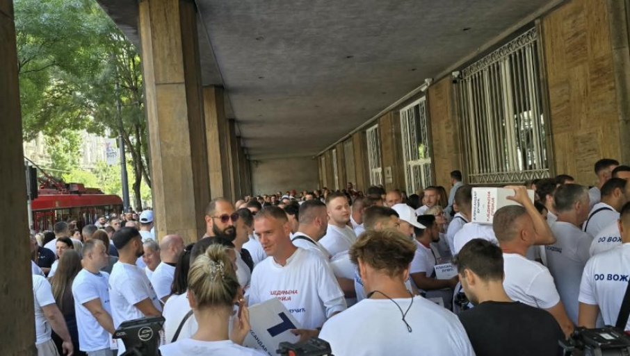 БРОЈКАТА Е ИМПРЕСИВНА Вучиќ за кратко време собра 224.557 потписи и тргна во изборна битка