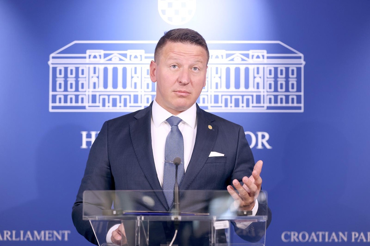 НОВ УДАР ЗА ПЛЕНКОВИЌ Пратеник од владејачкото мнозинство собира независни и создава нова сила НОВ УДАР ЗА ПЛЕНКОВИЌ Пратеник од владејачкото мнозинство собира независни и создава нова сила