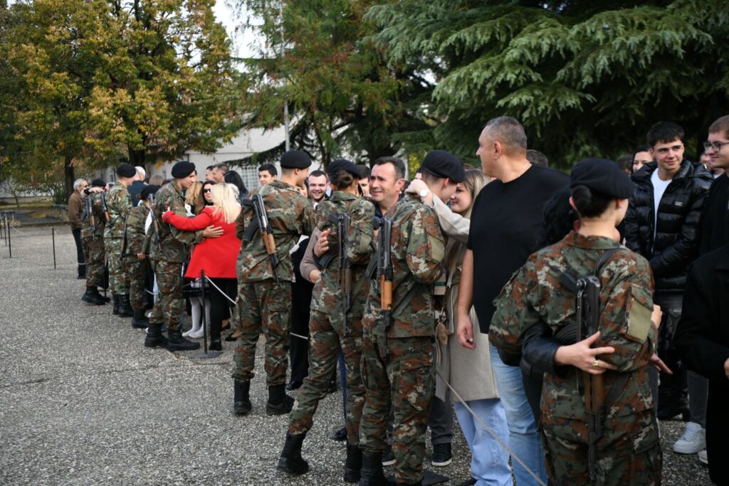 ДЕН ШТО СЕ ПАМЕТИ ЦЕЛ ЖИВОТ Новата генерација питомци се заколна дека ќе ѝ служи на татковината ДЕН ШТО СЕ ПАМЕТИ ЦЕЛ ЖИВОТ Новата генерација питомци се заколна дека ќе ѝ служи на татковината