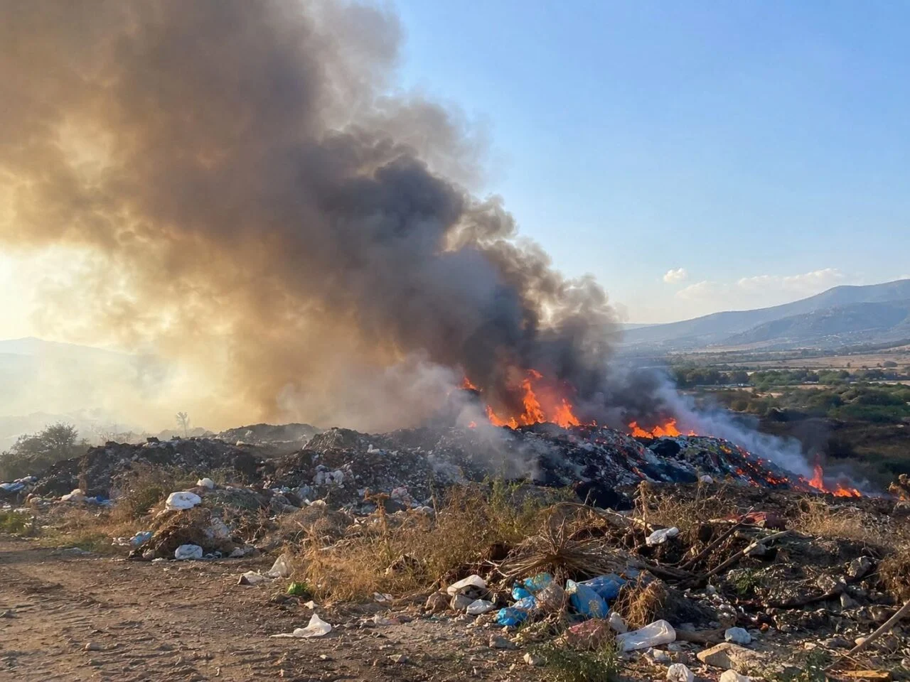 ЧАД И НЕПРИЈАТНА МИРИЗБА ЈА ЗАФАТИЈА ОКОЛИНАТА НА СТРУМИЦА Екипите се борат со пожарот на депонијата ЧАД И НЕПРИЈАТНА МИРИЗБА ЈА ЗАФАТИЈА ОКОЛИНАТА НА СТРУМИЦА Екипите се борат со пожарот на депонијата