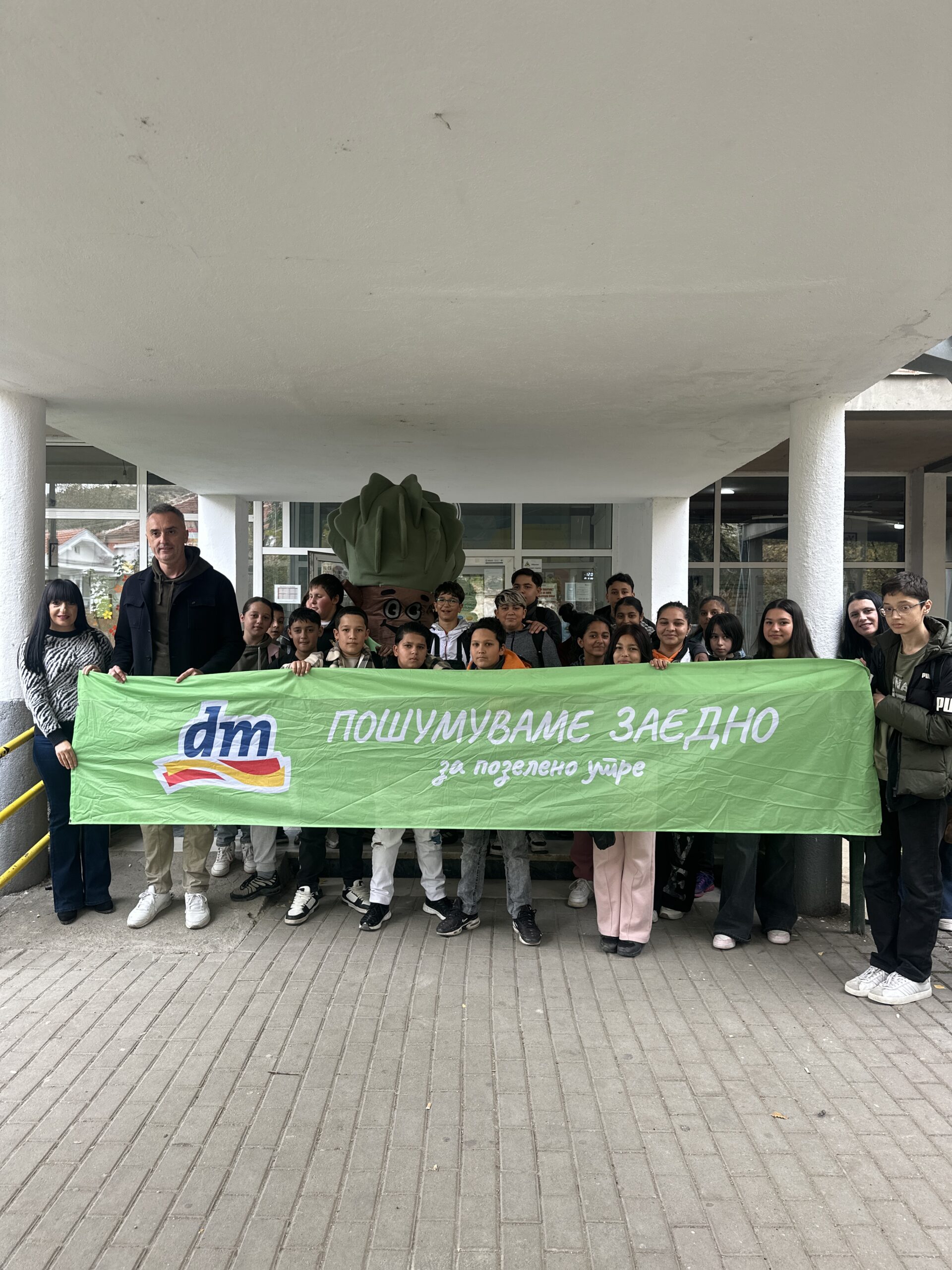 НОВА УЧЕБНА ГОДИНА, НОВИ ЗЕЛЕНИ ПРИКАЗНИ dm засади 264 садници во градинка и училиште во Битола