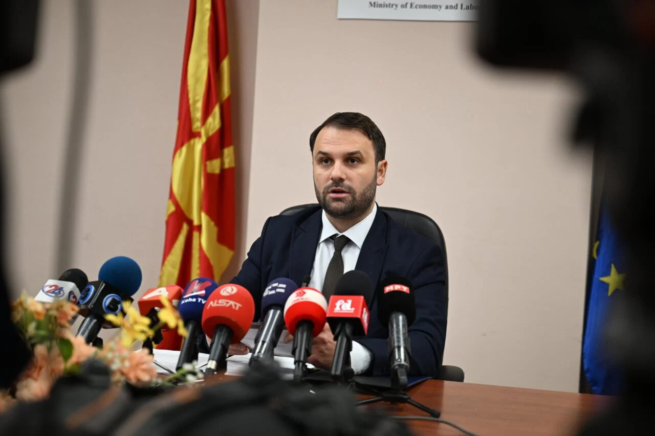 НАД 10.000 ДЕНАРИ РАЗЛИКА Министерството и синдикатот со различни пресметки за животот НАД 10.000 ДЕНАРИ РАЗЛИКА Министерството и синдикатот со различни пресметки за животот