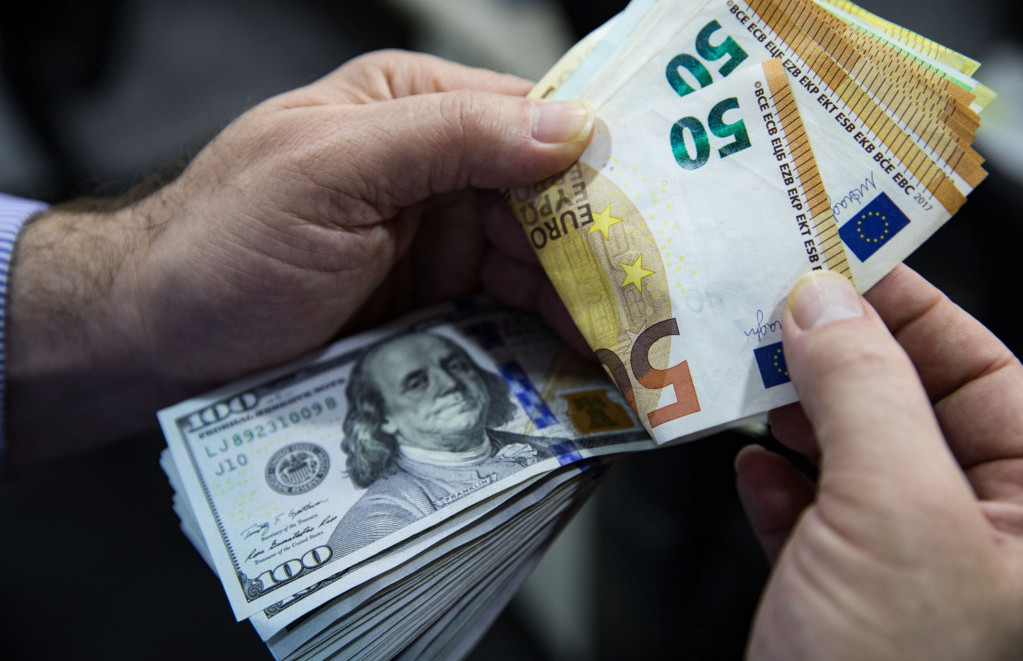 ЕВРОТО ПРОДОЛЖУВА ДА СЛАБЕЕ Францускиот долг ја зголемува загриженоста за европската економија