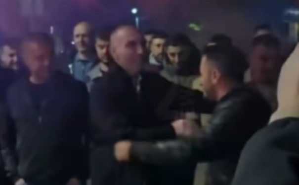 КАКО ДА ОСВОИЛ СВЕТСКО ПРВЕНСТВО Огномет и факели за Груби по излегувањето од куќен притвор