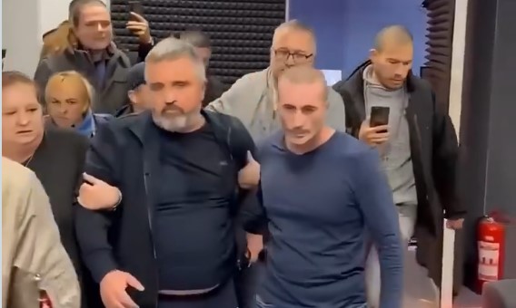 ХАОС ВО БЕЛГРАД, УПАД ВО ИНФОРМЕР, СУДИР СО ПОЛИЦИЈАТА Опозиционерот Вучиќ обвинува за „монструозно насилство“