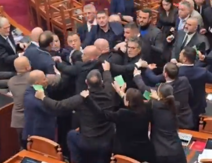 ХАОС ВО АЛБАНСКИОТ ПАРЛАМЕНТ Пратеници се степаа, летаа вода и документи, опозицијата бара оставка од Рама (видео) ХАОС ВО АЛБАНСКИОТ ПАРЛАМЕНТ Пратеници се степаа, летаа вода и документи, опозицијата бара оставка од Рама (видео)
