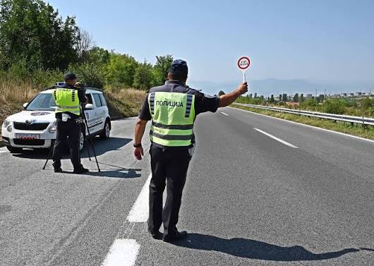 ПОЛИЦИЈАТА НЕ ПРОСТУВА 1.360 возачи фатени со брзина над дозволената, 67 лица лишени од слобода за три дена ПОЛИЦИЈАТА НЕ ПРОСТУВА 1.360 возачи фатени со брзина над дозволената, 67 лица лишени од слобода за три дена