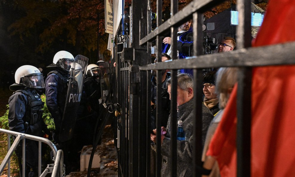 КРИЗА ВО ПОЛСКА Полиција пред Уставниот суд, претседателот итно се враќа КРИЗА ВО ПОЛСКА Полиција пред Уставниот суд, претседателот итно се враќа