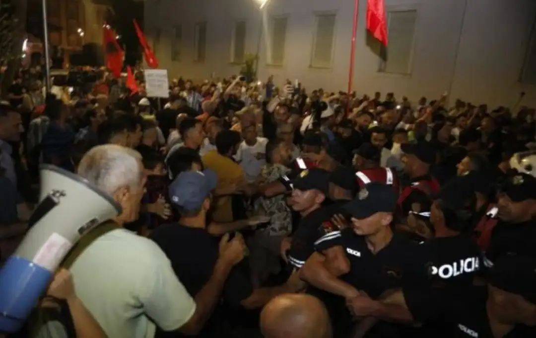 ЕКСПЛОЗИЈА НА НЕЗАДОВОЛСТВО ВО АЛБАНИЈА Младите четири дена на улица, полицијата употреби солзавец ЕКСПЛОЗИЈА НА НЕЗАДОВОЛСТВО ВО АЛБАНИЈА Младите четири дена на улица, полицијата употреби солзавец