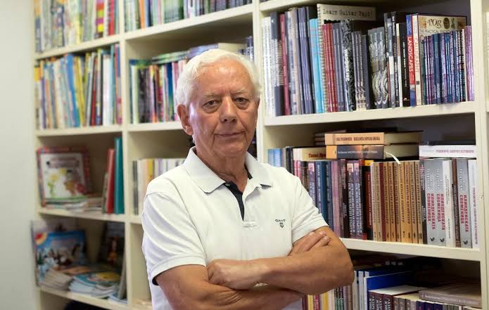 РАДЕ СИЛЈАН СО НОВА КНИГА 40 години критичко следење на македонската поезија