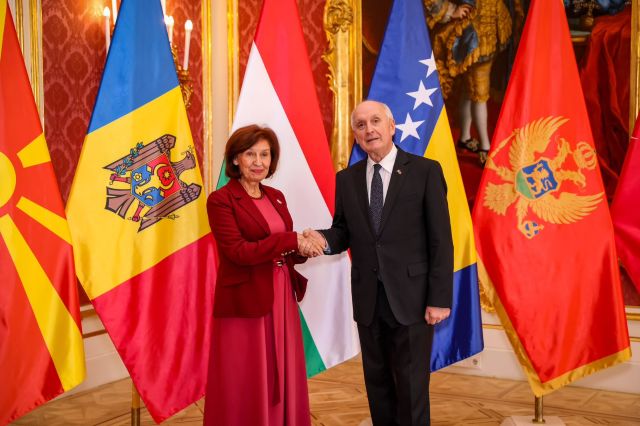СИЉАНОВСКА-ДАВКОВА ОД БУДИМПЕШТА Унгарија со поддршка за македонските евроинтеграции СИЉАНОВСКА-ДАВКОВА ОД БУДИМПЕШТА Унгарија со поддршка за македонските евроинтеграции