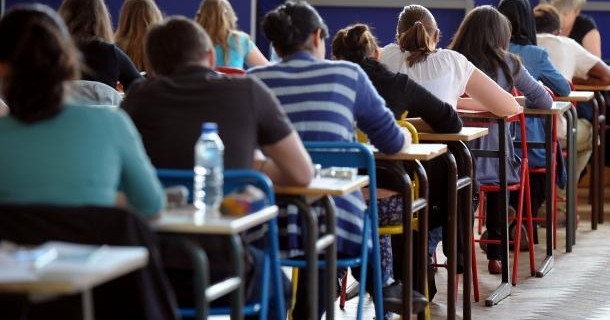 МОН ОБЈАВИ 3.500 СТИПЕНДИИ ЗА СРЕДНОШКОЛЦИ Еве кој може да добие финансиска поддршка МОН ОБЈАВИ 3.500 СТИПЕНДИИ ЗА СРЕДНОШКОЛЦИ Еве кој може да добие финансиска поддршка