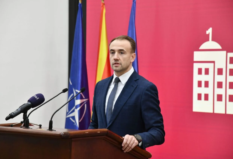 ИЛЈАДНИЦИ РАБОТНИЦИ ЧЕКААТ НА ОВА Се предлага крај на договорите на дело во јавниот сектор ИЛЈАДНИЦИ РАБОТНИЦИ ЧЕКААТ НА ОВА Се предлага крај на договорите на дело во јавниот сектор